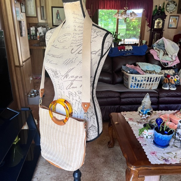 HOBO Sheila Bucket - Natural Straw bucket bag. - Picture 9 of 17